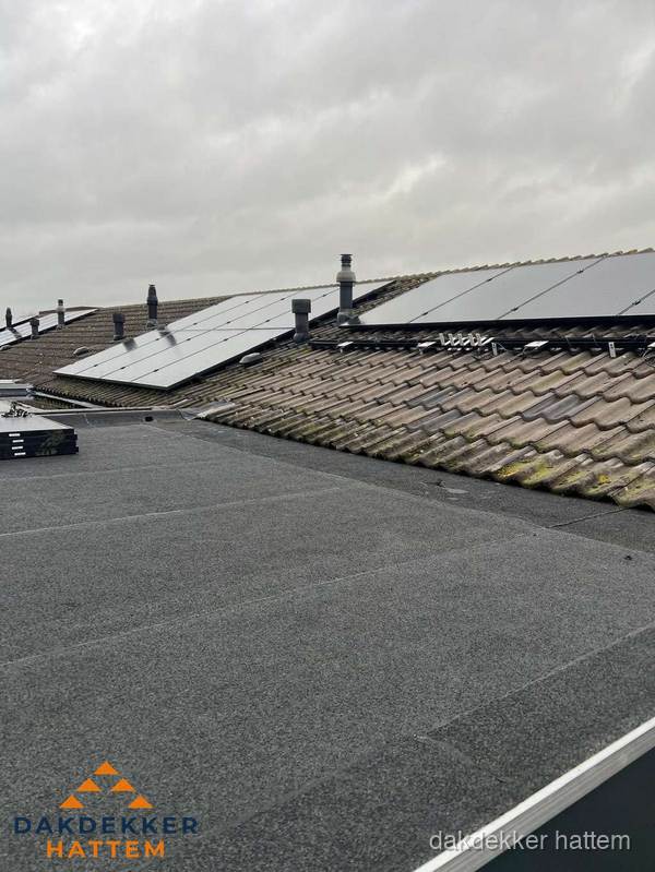 Bitumen dakbedekking op plat dak met aansluitend pannendak en zonnepanelen in Hattem Bitumen dakbedekking op plat dak met aansluitend pannendak en zonnepanelen in Hattem