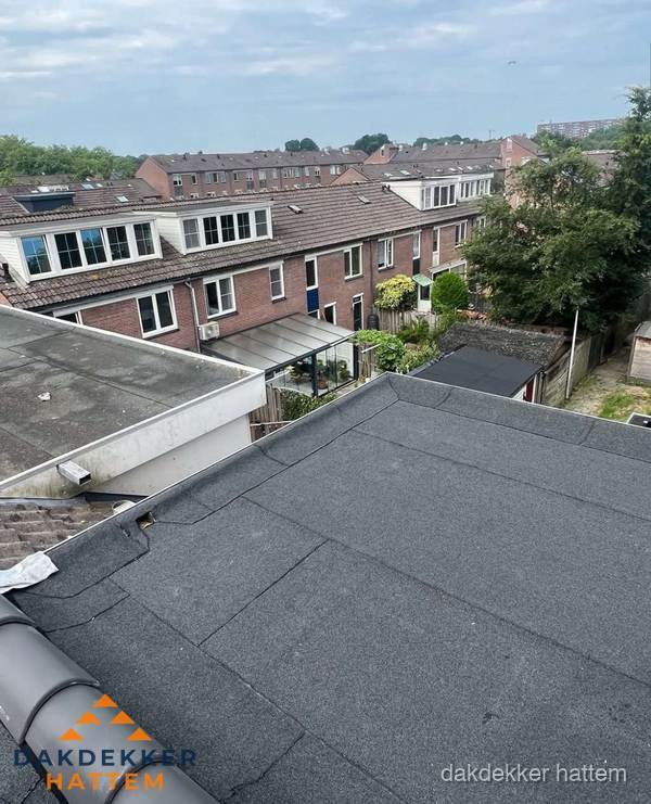 Vernieuwd plat dak met bitumen in woonwijk in Hattem Vernieuwd plat dak met bitumen in woonwijk in Hattem