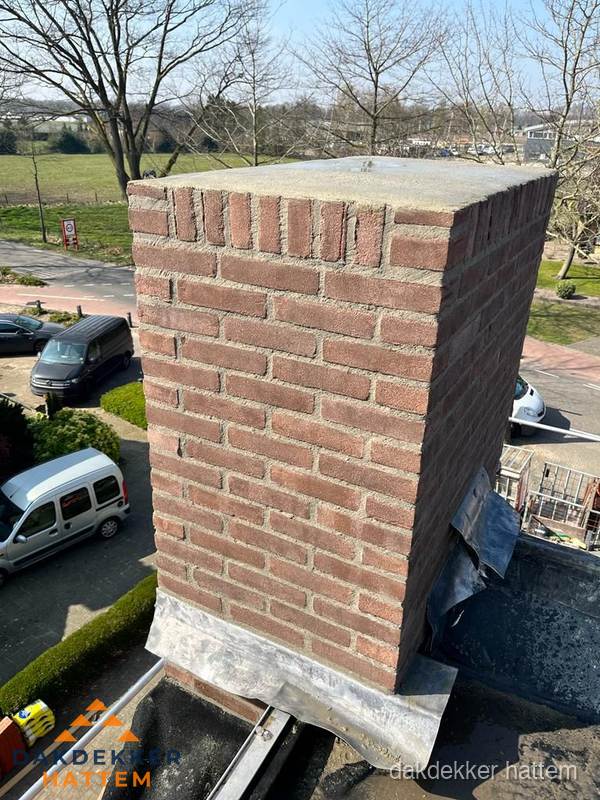 Gemetselde schoorsteen met loodaansluiting op dak in Hattem Gemetselde schoorsteen met loodaansluiting op dak in Hattem