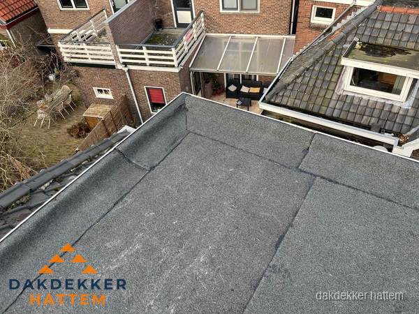Overzicht plat dak met dakgoot in woonwijk Hattem Overzicht plat dak met dakgoot in woonwijk Hattem