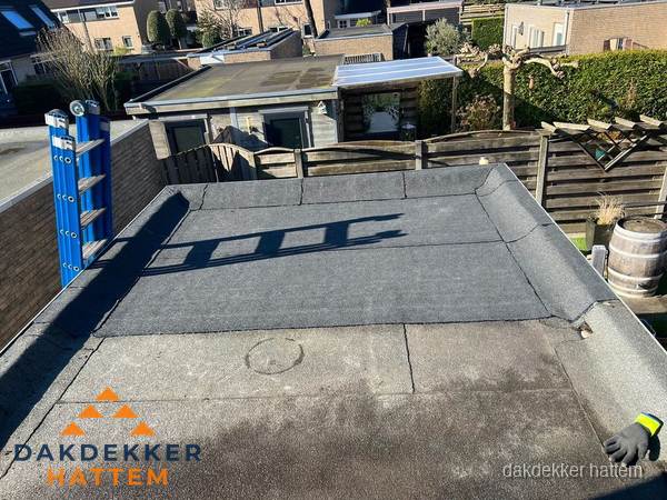Dakdekker bij bitumen plat dak renovatie in Hattem Dakdekker bij bitumen plat dak renovatie in Hattem