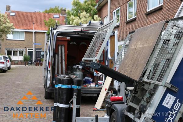 Dakdekkersbusje met materiaal en ladderlift voor dakpannen vervangen in Hattem Dakdekkersbusje met materiaal en ladderlift voor dakpannen vervangen in Hattem