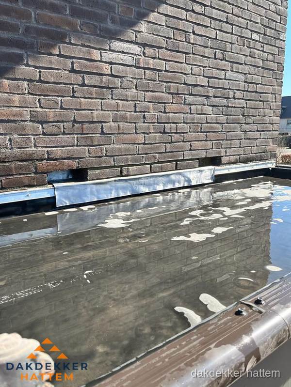 Stilstaand water op plat dak door slechte afwatering in Hattem Stilstaand water op plat dak door slechte afwatering in Hattem