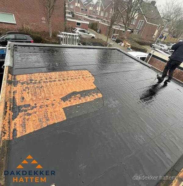 Dakdekker brengt EPDM dakbedekking aan op plat dak in Hattem Dakdekker brengt EPDM dakbedekking aan op plat dak in Hattem
