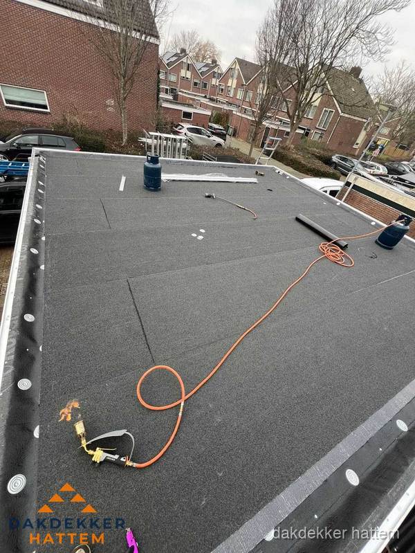 Afgewerkte dakrenovatie met bitumen op plat dak in Hattem