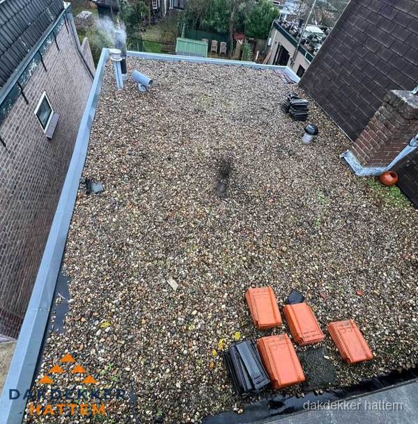 Plat dak met grindballast en dakdoorvoeren in Hattem Plat dak met grindballast en dakdoorvoeren in Hattem