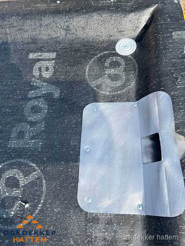 Dakgoot aansluiting op bitumen dak in Hattem Dakgoot aansluiting op bitumen dak in Hattem