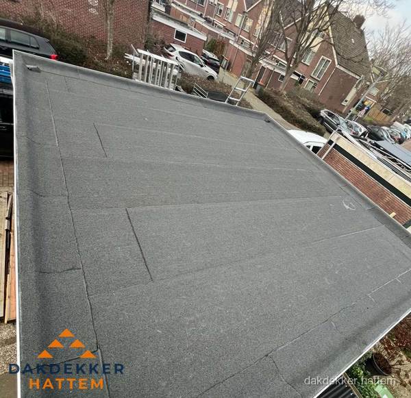 Nieuwe bitumen dakbedekking op plat dak van garage in Hattem