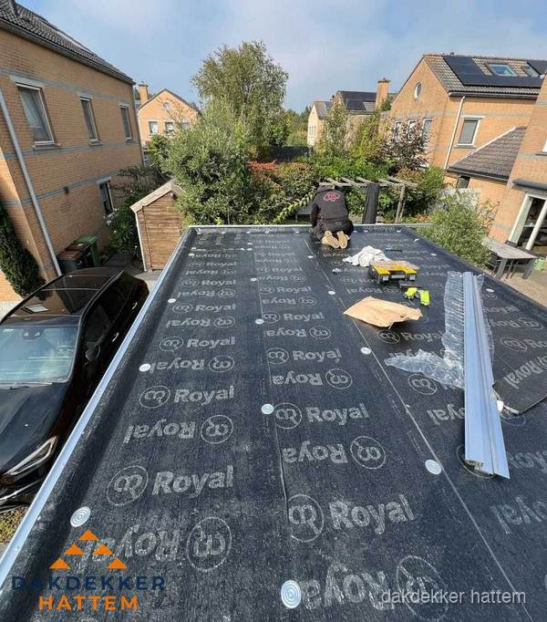 Dakdekker aan het werk op plat dak renovatie in Hattem Dakdekker aan het werk op plat dak renovatie in Hattem