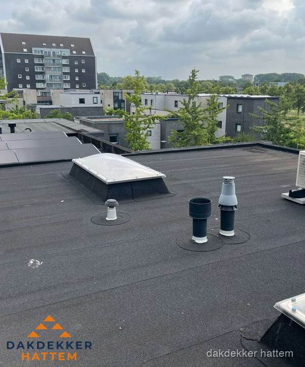 Groot plat dak met lichtkoepel en dakdoorvoeren in Hattem Groot plat dak met lichtkoepel en dakdoorvoeren in Hattem