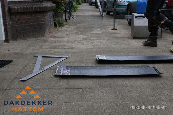 Dakbedekkingsmateriaal en zinkwerk klaargelegd voor reparatie in Hattem Dakbedekkingsmateriaal en zinkwerk klaargelegd voor reparatie in Hattem