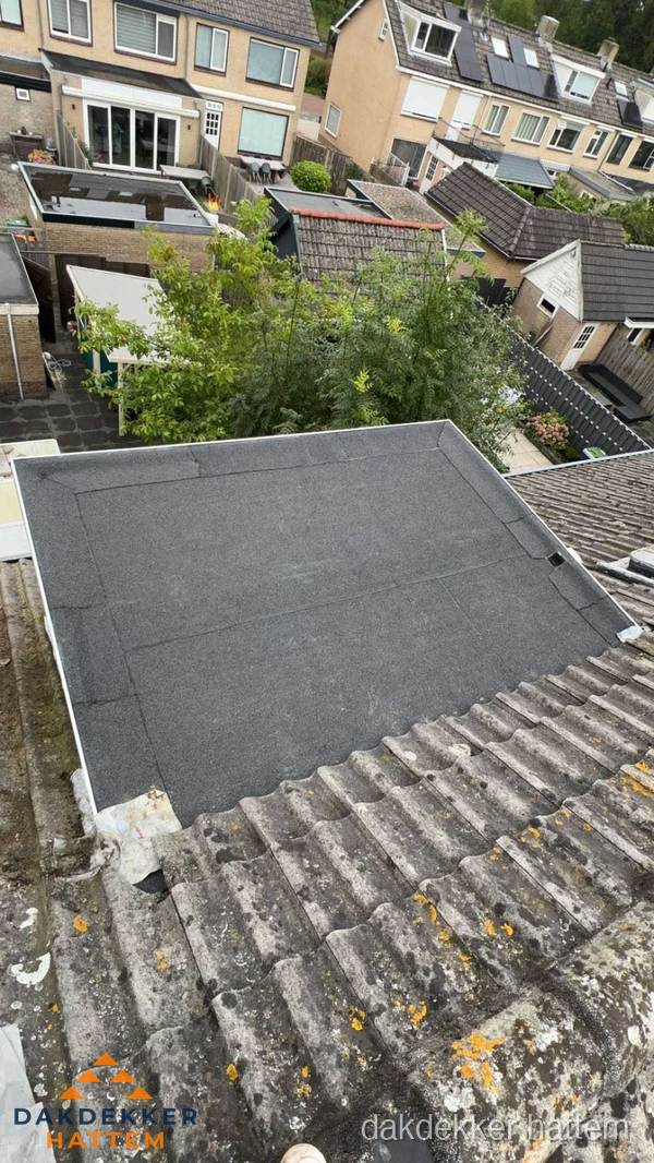 Plat dak aanbouw met bitumen dakbedekking in woonwijk Hattem