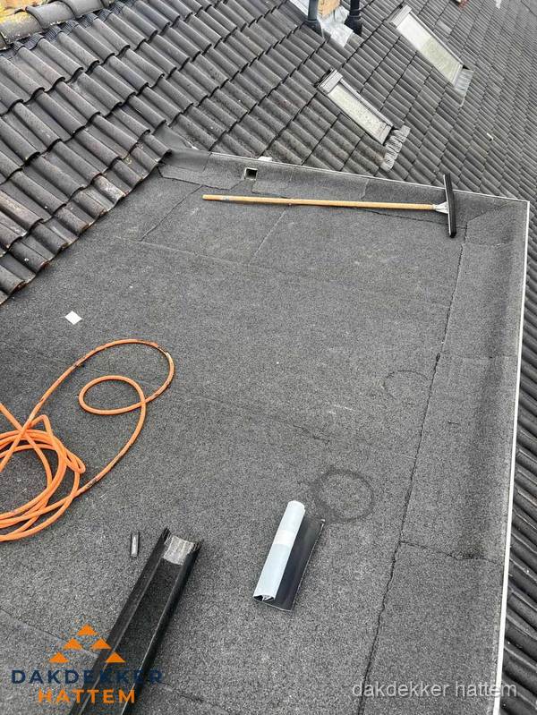 Plat dak reparatie met gereedschap en loodstroken in Hattem Plat dak reparatie met gereedschap en loodstroken in Hattem