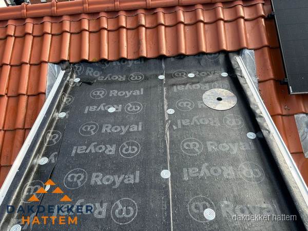 Nieuw dak met dakpannen en Royal onderlaag bij woning in Hattem Nieuw dak met dakpannen en Royal onderlaag bij woning in Hattem